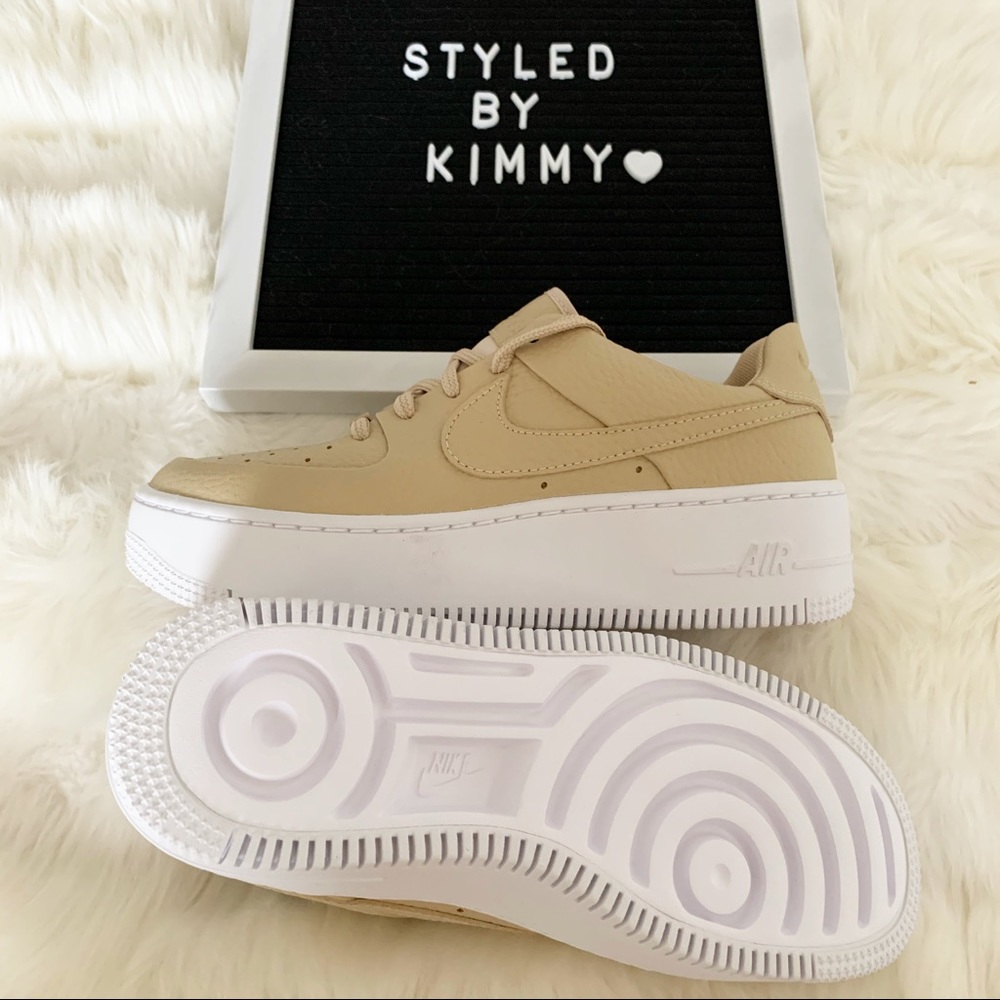 🌸 NIKE AIR FORCE 1 Sage Low Sneakers Shoes Beige - Picture 5 of 8